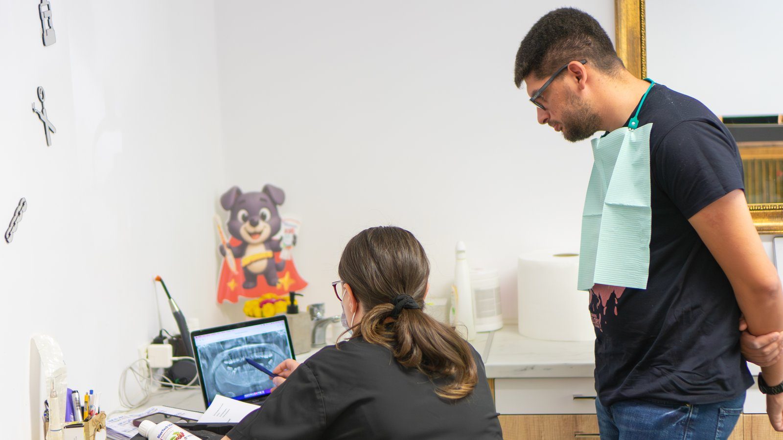 Bont protetic: de ce apare separat în devizul de implant și de ce variază prețul?