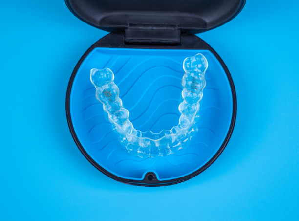 Transparente Invisalign-Aligner bei Atelierul de Zâmbete