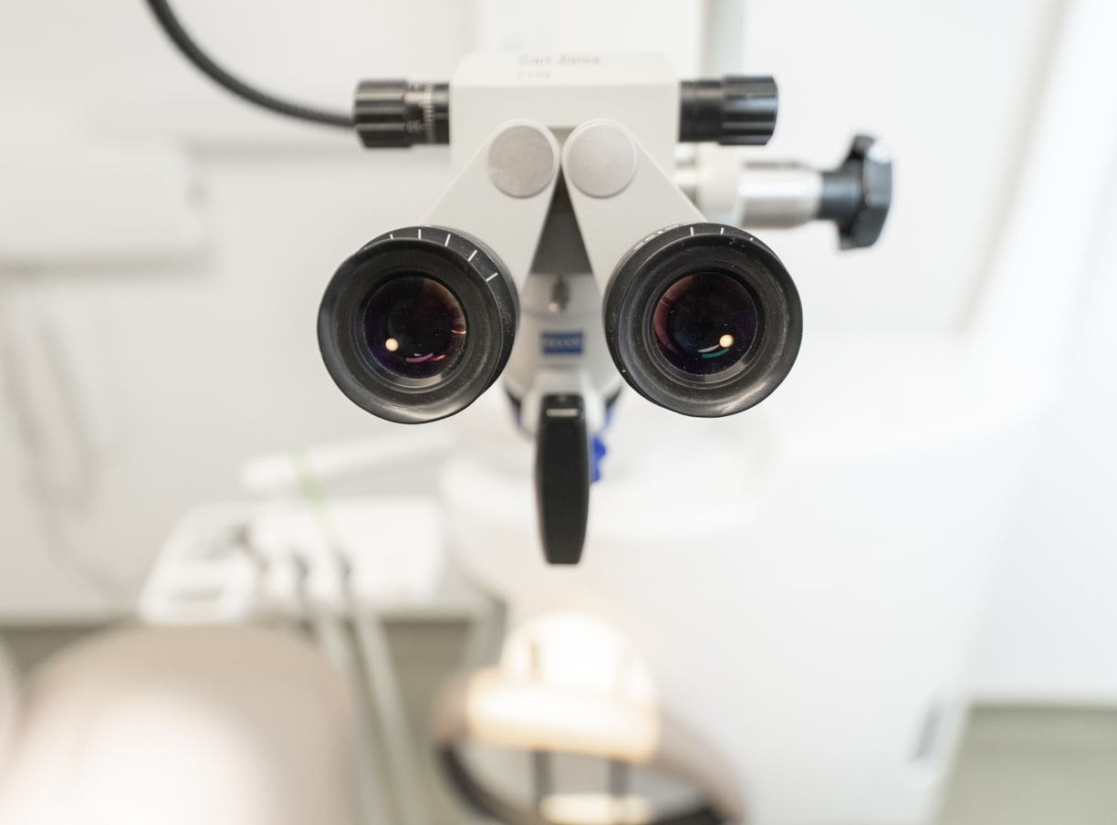 Microscopul operator Carl Zeiss folosit pentru tratamentele de canal la Atelierul de Zâmbete